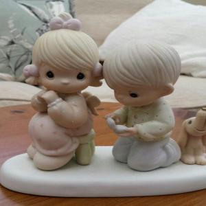 Крехките и фини статуетки подчертават стил Прованс и Шаби шик