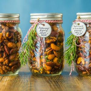 Ядките - любимо изкушение и страхотна декорация в комбинация с бурканче