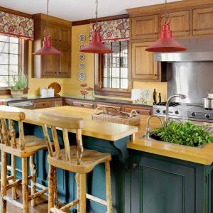 Масивният кухненски остров е в центъра на вниманието