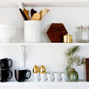 Златото обхваща дори кухненския рафт