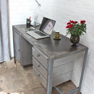 Придайте индустриална визия с метално бюро