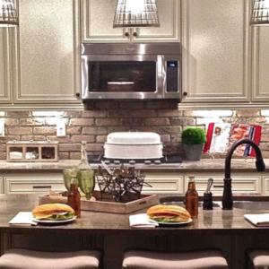 Светлината над кухненското пространство