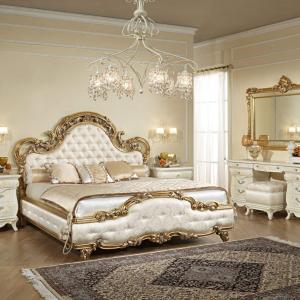 Бяло и златно се свързват хармонично в класическа спалня