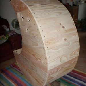 Гърбът на креватчето-полумесец