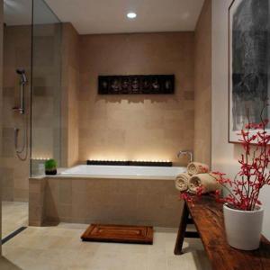 Приглушено осветление в банята