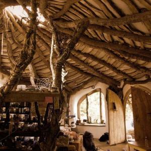 Какво има зад портата на тази хобит къща?