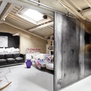 Съвременно мансардно жилище с мебели от палети