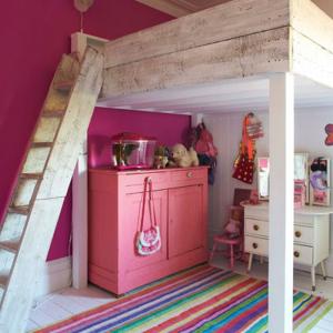 Мини стая под леглото - двуетажно легло със стълба