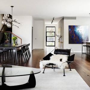 Красиво монохромно жилище в Мелбърн
