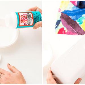 Стъпка 1: Нанесете тънък слой лепило върху саксията и прилепете плата