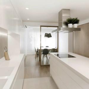 Изчистена и модерна минималистична кухня