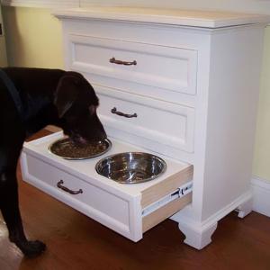 Приберете храната на кучето… в чекмеджето!