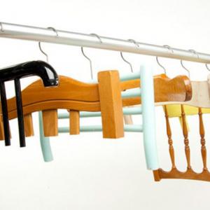 Облегалките на старите столове превземат гардероба ви