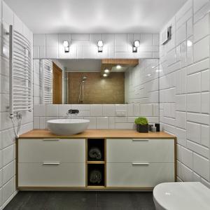 Банята е обзаведена изцяло в стила на жилището