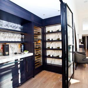 Изисканост в лилаво в домашния бар