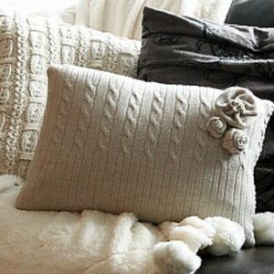 Облечете възглавницата с пуловер