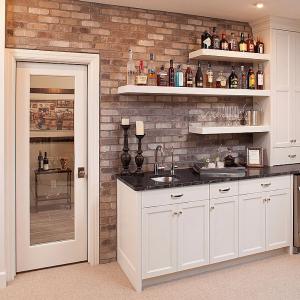 Семпла елегантност в бeлия домашен бар