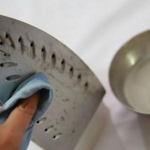 Почистете ютията отвън