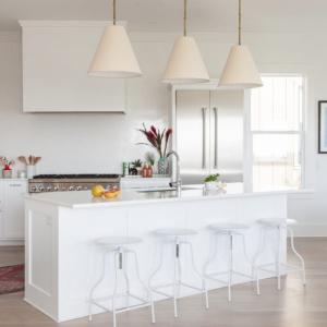 Оставете отворен достъп към един от кухненските шкафове