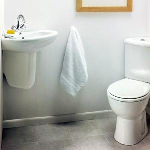 Изберете светли тонове за стените, пода и тавана