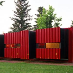 Контейнери, превърнати в пътуващ дом