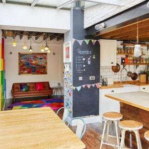 Дърво и цвят си правят среща в кухнята и трапезарията