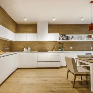 Просторна кухня в светли тонове