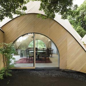 Примитивна колибка или ултрамодерен дом?