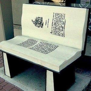 Разтворена книга, приканваща към отдих