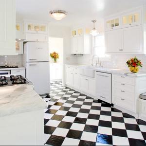 Комбинация от наситени нюанси и изчистени шкафове