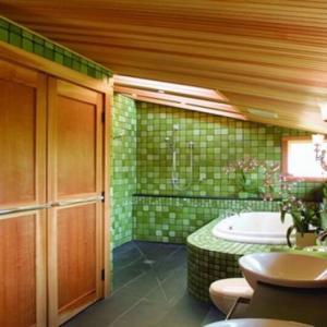 Уютна баня в земни цветове