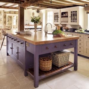 Лилав остров в центъра на бежовите кухненски събития