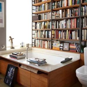 Релаксираща вана сред книги