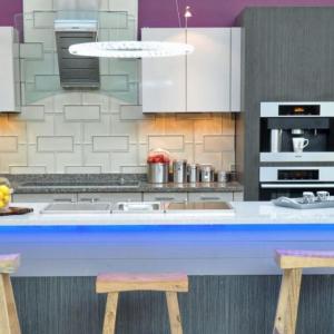 Кухня с лилави стени