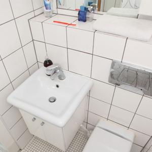 Изцяло бяла и функционална баня