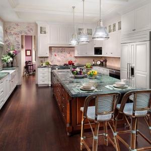 Изящество в кухня с лилави флорални акценти