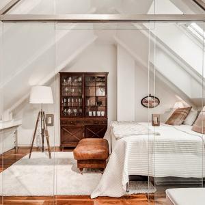 Стъклената преграда ще компенсира недостатъците на тясната мансарда