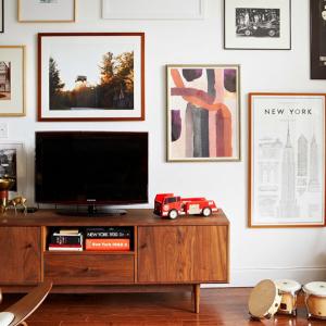 Превърнете горните шкафове на старата секция в удобен шкаф за телевизор