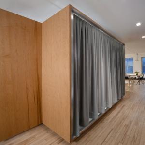 Завесата е спусната