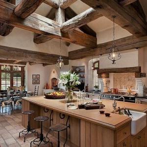 Докосване на ковано желязо и оригинален таван