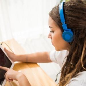 Чухте ли добре урока в класната стая?