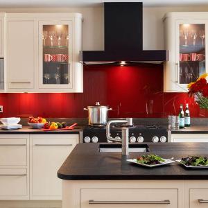 Малки детайли или големи елементи в червен цвят?