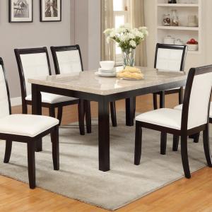 Рим в кухнята с маса с мраморен плот