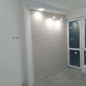 стена камък и осветление