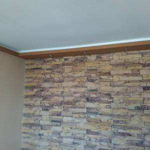 стена камък и осветление