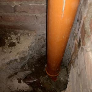 Ремонт на хоризонтална тръба Ф160 в мазе