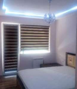 спалня с окачен таван със скрито осветление