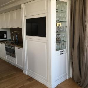Кухня с шкаф с вграден телевизор