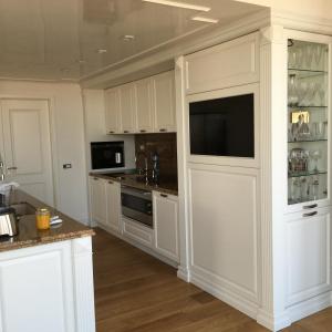 Кухня с шкаф с вграден телевизор