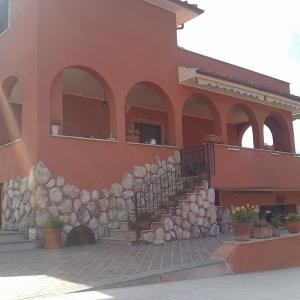 Измазване, боядисване, лепене на декоративен камък